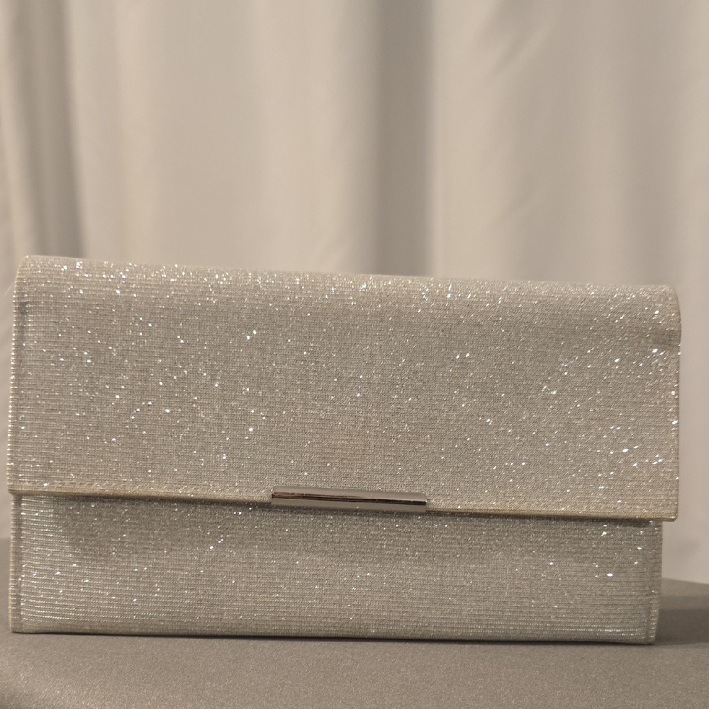 La Regale Sparkling Silver Clutch